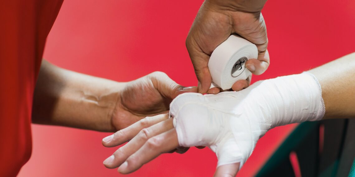 نقش لوازم محافظتی (گارد، ساق‌بند، کلاه) در جلوگیری از آسیب